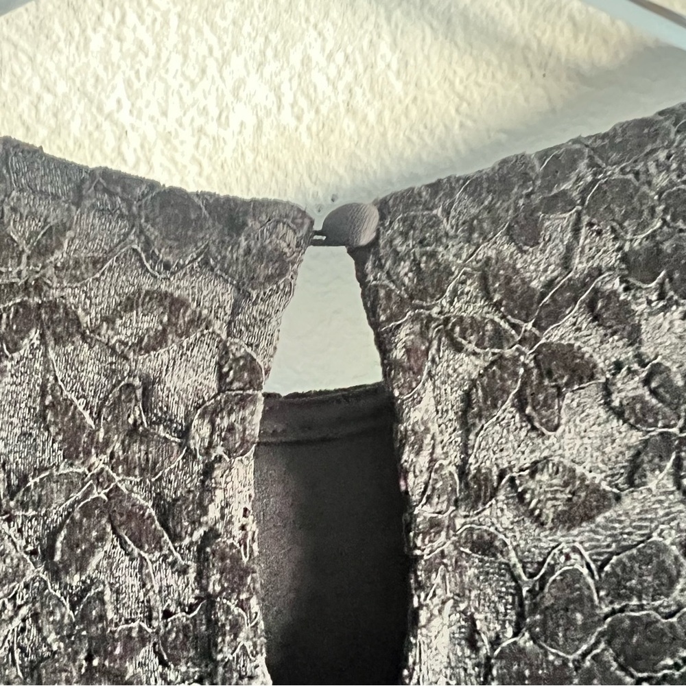 Teddi Rose Beautiful Lace Top Floral pattern Size Medium NWT - Picture 7 of 8